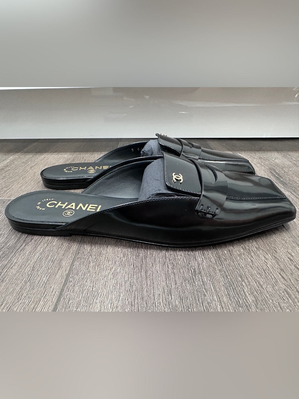 CHANEL NEW 2026 Black Patent Leather Slip-On Loafers SLIDES Gold CC HW size 38 - Picture 9 of 14